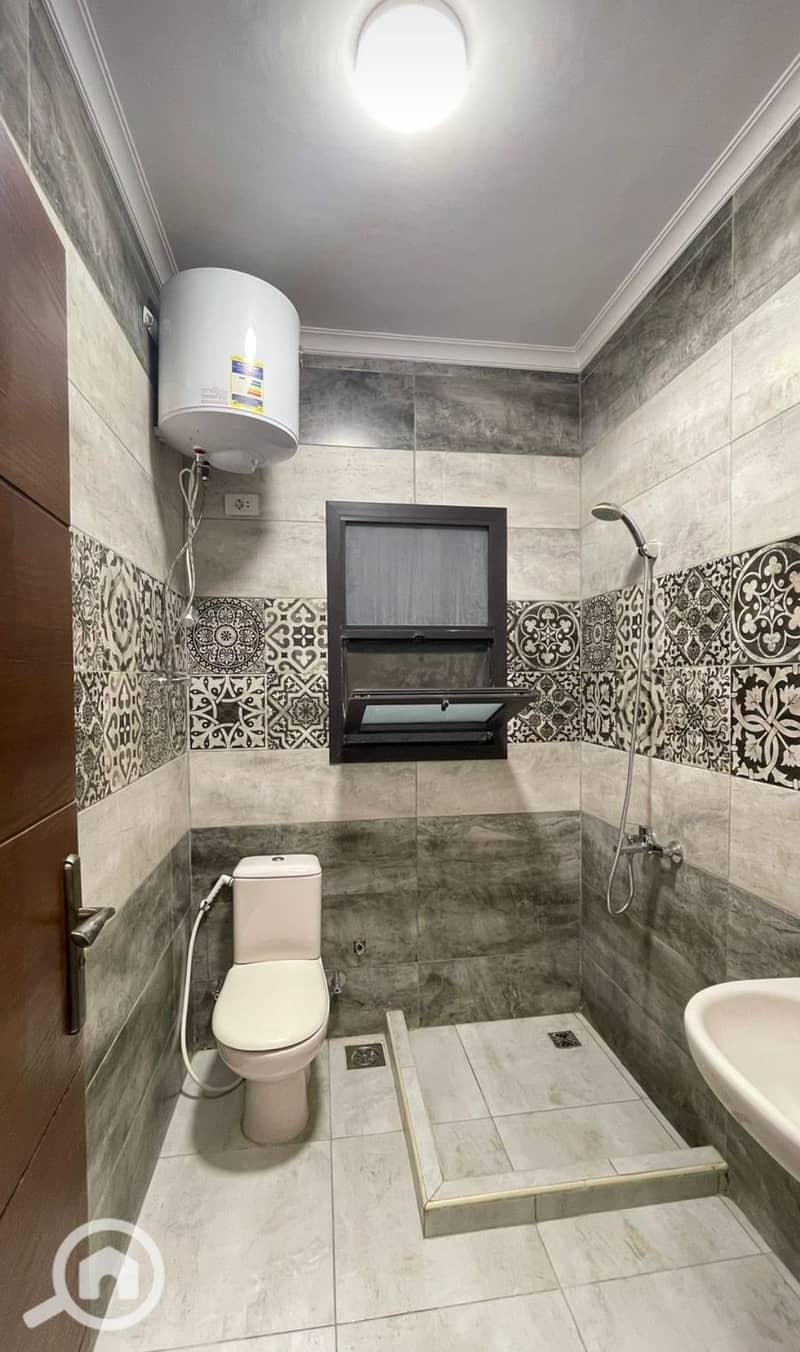 Apartment for Sale in Courtyard Sodic fully finished with kitchen acs in Zayed Prime location with open main street view - Widok 6