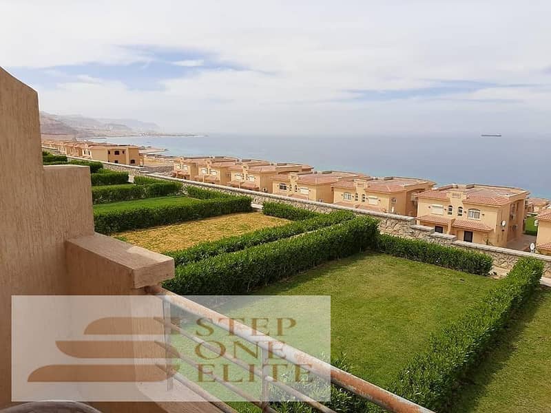 3-bedroom chalet for sale with a monthly installment of 25,000, first row to the lagoon in the most distinguished location in Ain Sokhna - Więcej