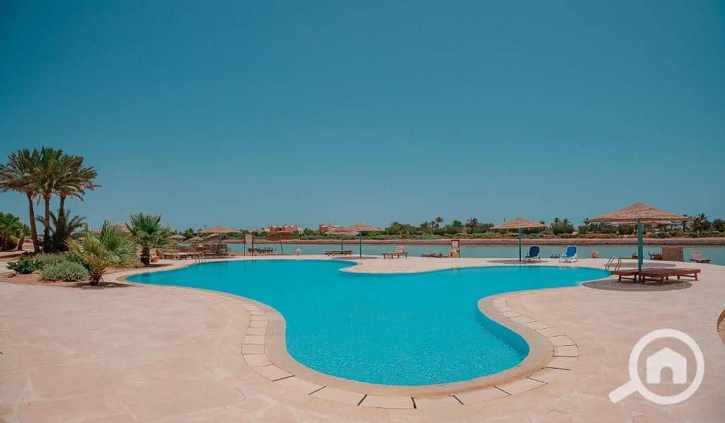 Stunning 2BR chalet with Lagoon View - West Golf, El Gouna - Bild 2