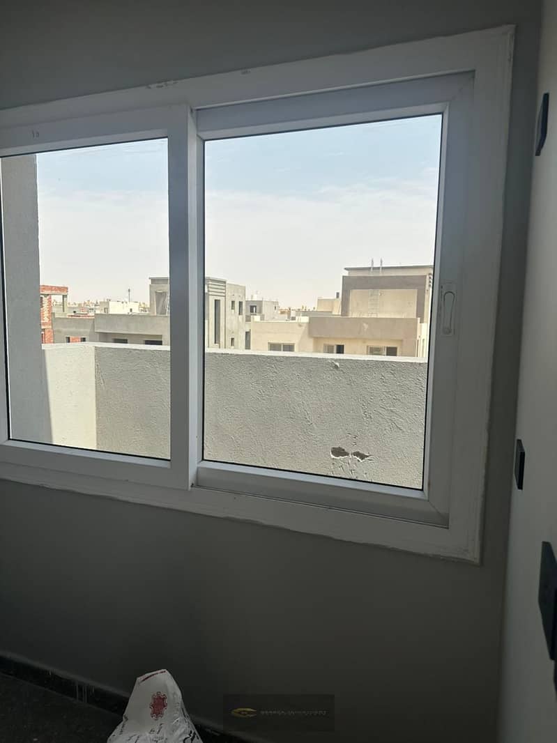 Townhouse villa for rent in one of the most prestigious compounds, with ultra-super-luxurious finishing and a prime location overlooking an open lands – pohled 5