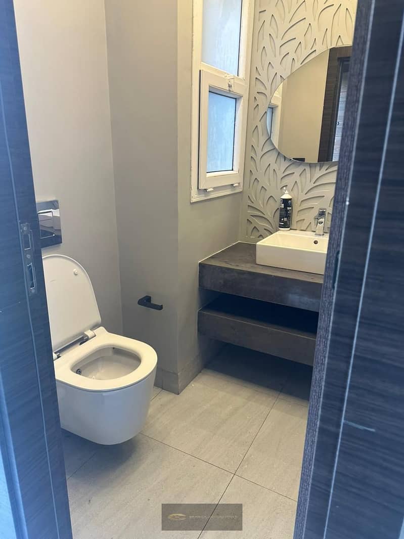 Townhouse villa for rent in one of the most prestigious compounds, with ultra-super-luxurious finishing and a prime location overlooking an open lands – pohled 6