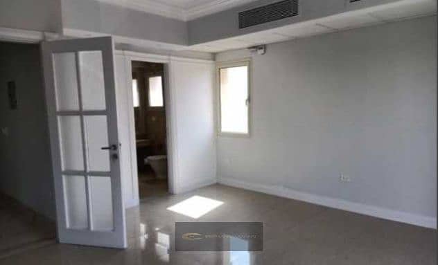 Villa for rent in the heart of Zayed, Greens Compound, refurbished with air conditioning and a kitchen, featuring a special view. - Więcej