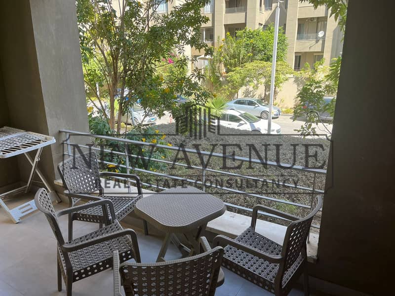 Luxurious finishing and furnished Ground apartment in Palm Hills Village Gate New Cairo very prime location direct on landscape - Widok 2