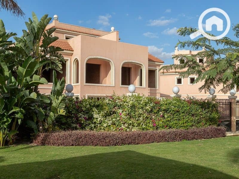 Independent villa with large spaces inside Cleopatra Palace - a prime location in front of Madinaty - Vista 4