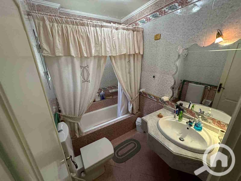 Apartment for sale in Heliopolis, 220 m, Khalifa Al-Mamoun, seventh floor, 2 elevators, 3 rooms, 2 bathrooms, reception with 4 sections. – pohled 4