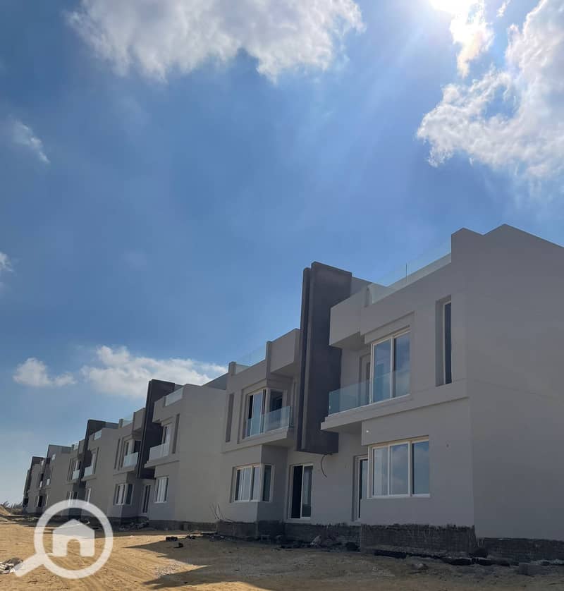 Apartment with garden for sale, featuring a prime view in Dunes Compound, Sheikh Zayed, directly in front of Beverly Hills – další