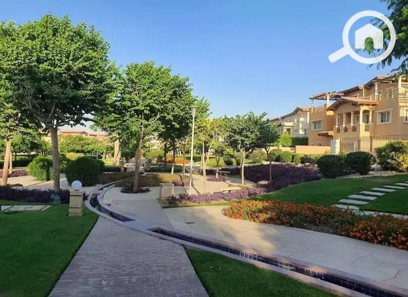 Receive a high-end finished apartment with a direct view of the golf course in Garden Lakes next to Towny and Palm Hills. - Mehr