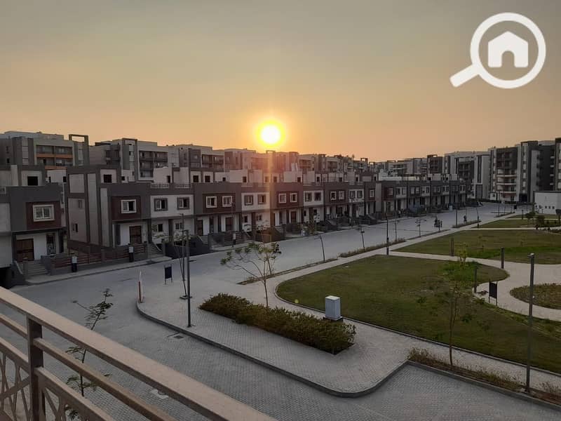 Immediately receive a 3-story townhouse with a view of the pyramids in Rock Eden - ROCK EDEN next to Mall of Egypt and the Media Production City. – pohled 3