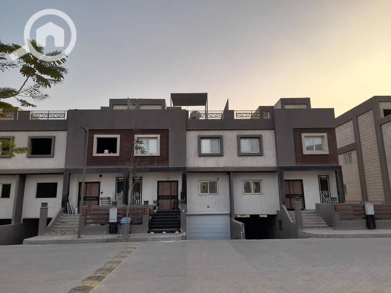 Immediately receive a 3-story townhouse with a view of the pyramids in Rock Eden - ROCK EDEN next to Mall of Egypt and the Media Production City. – pohled 4