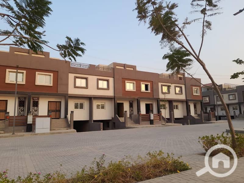 Immediately receive a 3-story townhouse with a view of the pyramids in Rock Eden - ROCK EDEN next to Mall of Egypt and the Media Production City. – pohled 6