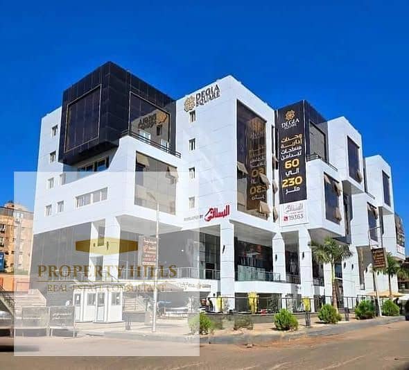 A distinctive ground shop with an area of 25 meters outside in the heart of Maadi inside Degla Square Mall. - Więcej