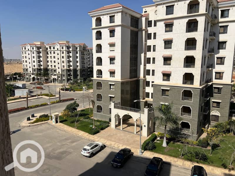 For sale, an apartment of 87 sqm on the ground floor with a 40 sqm garden in the Silia Compound, New Administrative Capital, Talaat Moustafa, with facilities for 9 years, featuring two bedrooms. - Widok 4