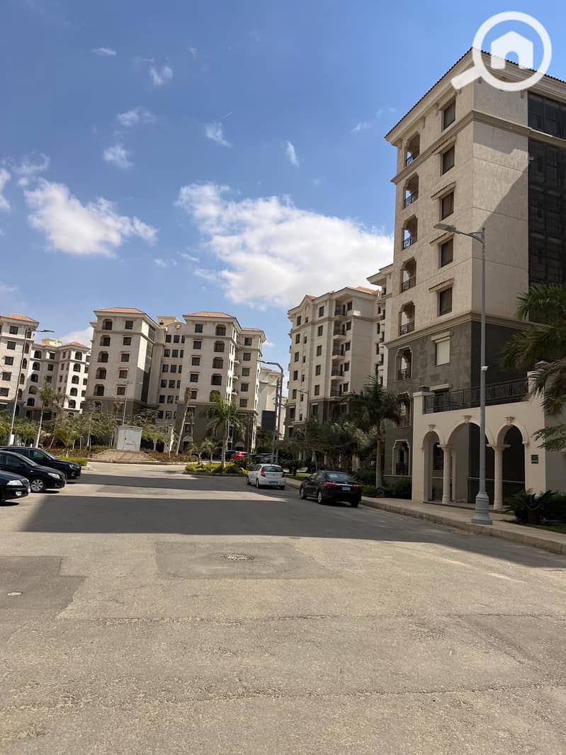 For sale, an apartment of 87 sqm on the ground floor with a 40 sqm garden in the Silia Compound, New Administrative Capital, Talaat Moustafa, with facilities for 9 years, featuring two bedrooms. - Więcej