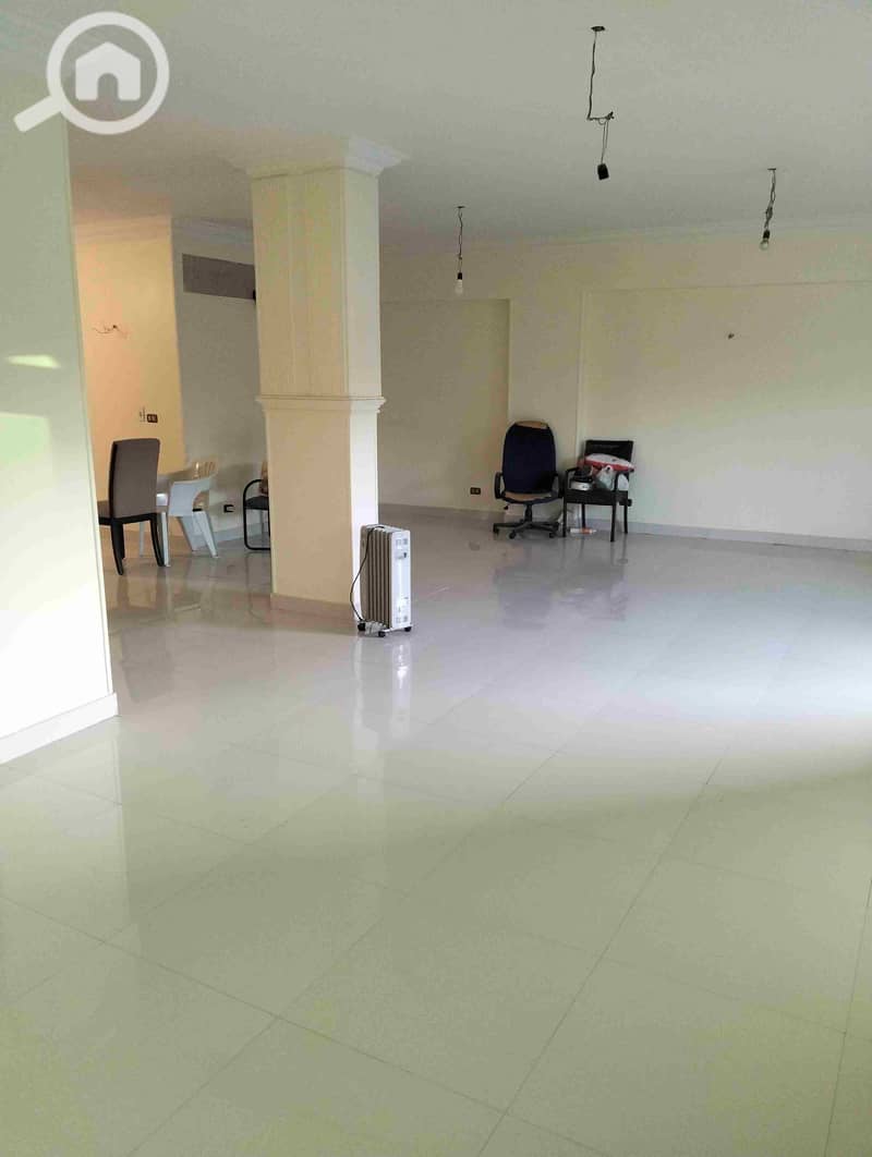 A rare investment opportunity for rent – an administrative building directly on the central axis. A complete building for rent in a strategic location that is not repeated on the central axis, suitable for all administrative and commercial purposes: companies, administrative headquarters, brands, clinics, medical centers, training centers, and more. - Więcej
