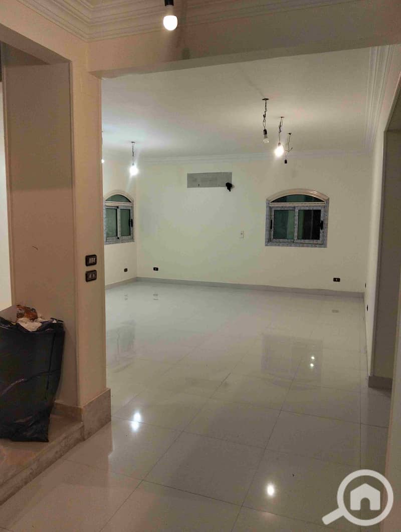 A rare investment opportunity for rent – an administrative building directly on the central axis. A complete building for rent in a strategic location that is not repeated on the central axis, suitable for all administrative and commercial purposes: companies, administrative headquarters, brands, clinics, medical centers, training centers, and more. - Widok 4