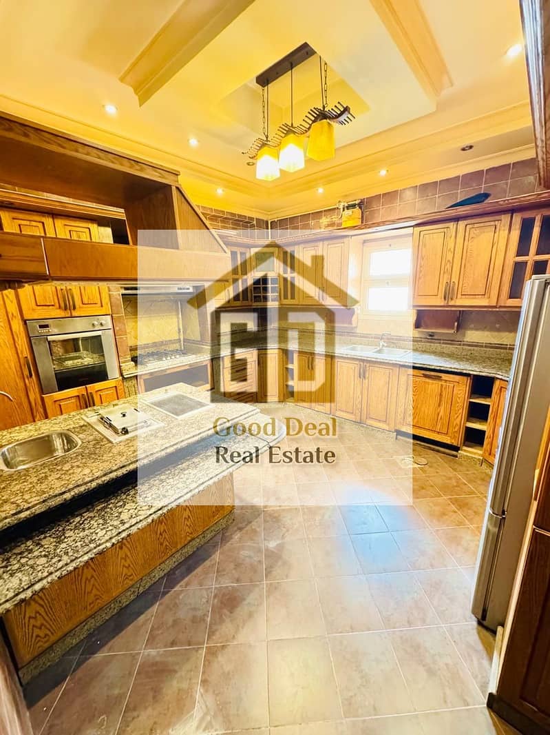 Townhouse 360 m with full kitchen and air conditioning for sale in New Cairo - Więcej