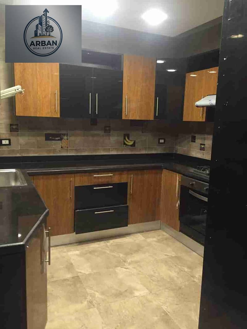 For rent, an empty apartment with air conditioning, kitchen, and water heater in Zahraa El Maadi, directly in front of Mall El Khamsin, surrounded by restaurants, international brands, and shops. A very special location, just minutes away from Carrefour and the ring road. - Aanzicht 2