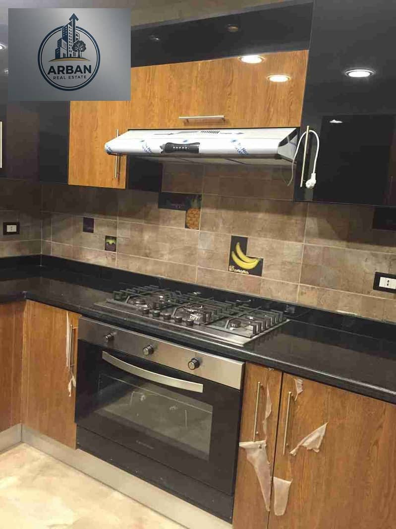 For rent, an empty apartment with air conditioning, kitchen, and water heater in Zahraa El Maadi, directly in front of Mall El Khamsin, surrounded by restaurants, international brands, and shops. A very special location, just minutes away from Carrefour and the ring road. - Aanzicht 3