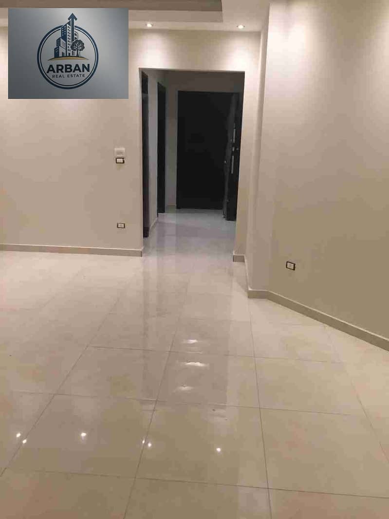For rent, an empty apartment with air conditioning, kitchen, and water heater in Zahraa El Maadi, directly in front of Mall El Khamsin, surrounded by restaurants, international brands, and shops. A very special location, just minutes away from Carrefour and the ring road. - Aanzicht 5