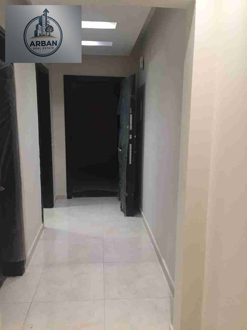For rent, an empty apartment with air conditioning, kitchen, and water heater in Zahraa El Maadi, directly in front of Mall El Khamsin, surrounded by restaurants, international brands, and shops. A very special location, just minutes away from Carrefour and the ring road. - Aanzicht 6