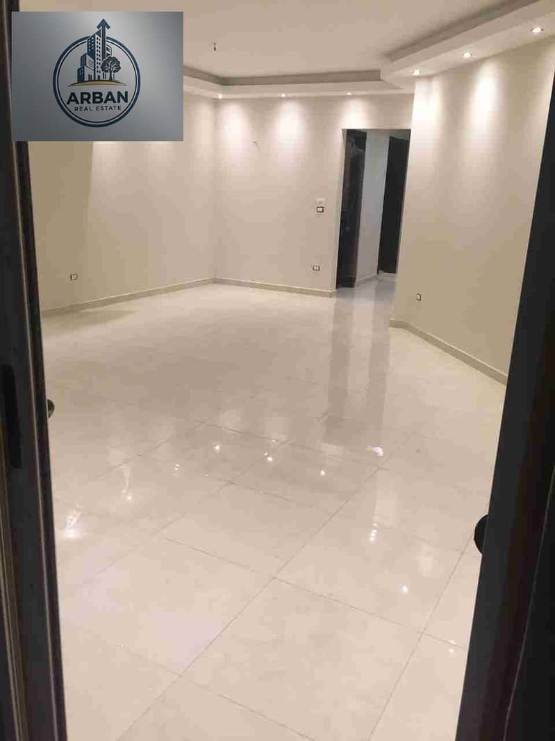 For rent, an empty apartment with air conditioning, kitchen, and water heater in Zahraa El Maadi, directly in front of Mall El Khamsin, surrounded by restaurants, international brands, and shops. A very special location, just minutes away from Carrefour and the ring road. - Meer