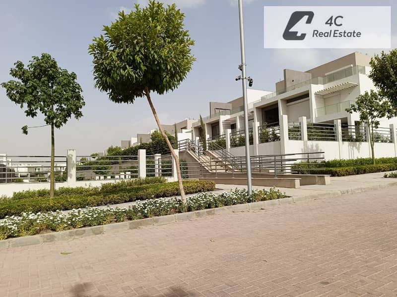 Twin house villa for sale 500m reduced from its price to 400 thousand with an open view 4 bedrooms in a compound Fifth Square Al-Marasem, Fifth Settle - Mehr