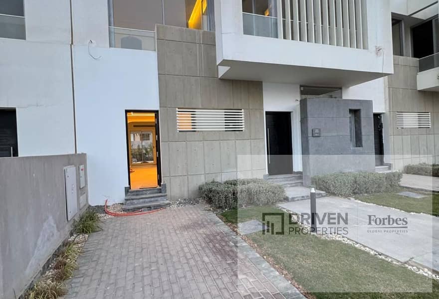 Ready To move Super Lux Finished Townhouse With Terrace For Sale In Joulz Compound New Giza 6th of October City, Giza. - Ansicht 2