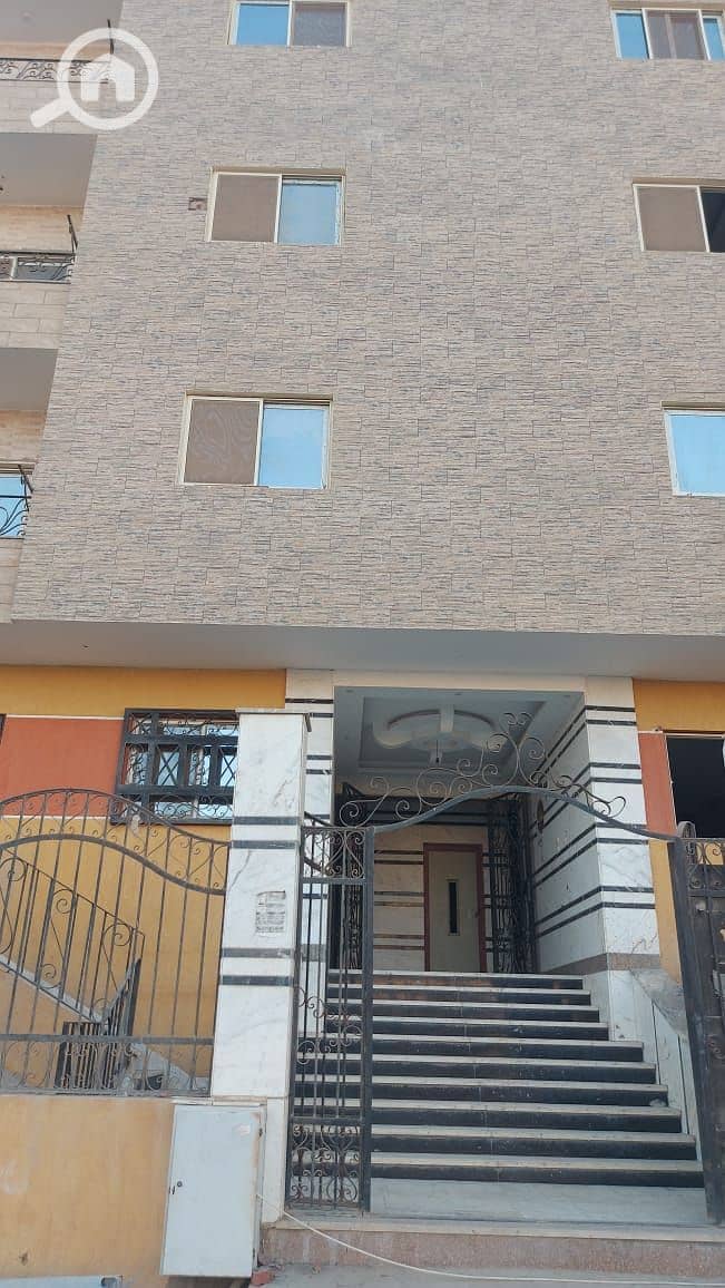 "Apartment for sale in October Gardens, Tourist Area A, in front of Bedaya Compound, directly on the main street, 2,400,000 October Gardens. " – pohled 2