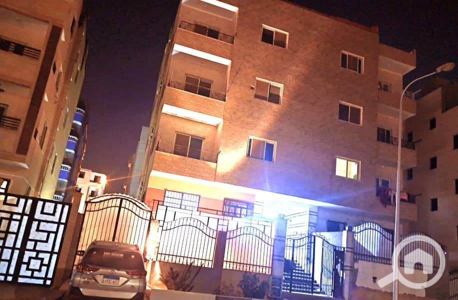 "Apartment for sale in October Gardens, Tourist Area A, in front of Bedaya Compound, directly on the main street, 2,400,000 October Gardens. " – pohled 4