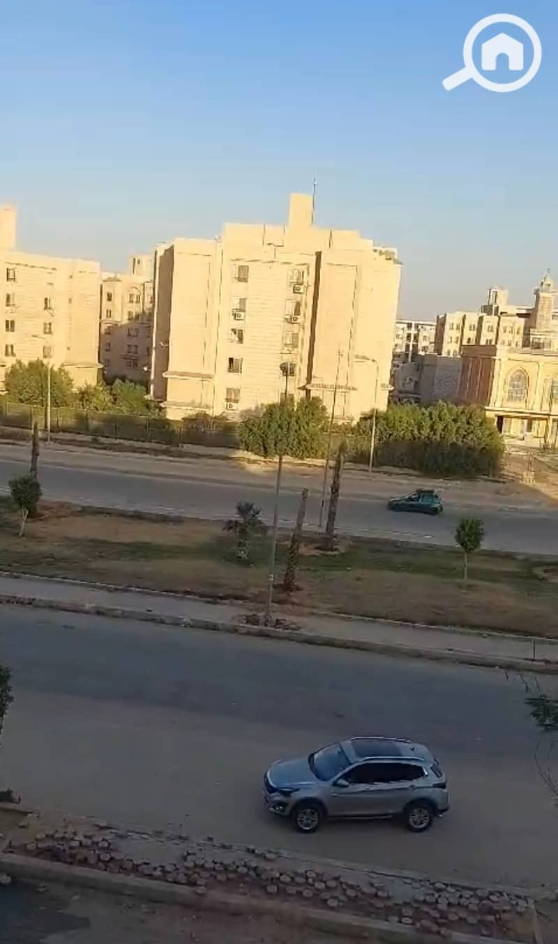 "Apartment for sale in October Gardens, Tourist Area A, in front of Bedaya Compound, directly on the main street, 2,400,000 October Gardens. " – pohled 6