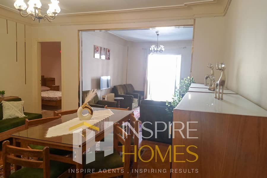 Furnished apartment for annual rent, suitable for a family, couple, or company. It has 3 bedrooms, a two-piece reception area, kitchen, and bathroom on the first floor. All utilities are included: water, electricity, and natural gas. Located in a secure compound with 24-hour security, it features swimming pools, a private garden, and a parking garage in Alexandria, Al-Agamy, kilometer 21. – pohled 3