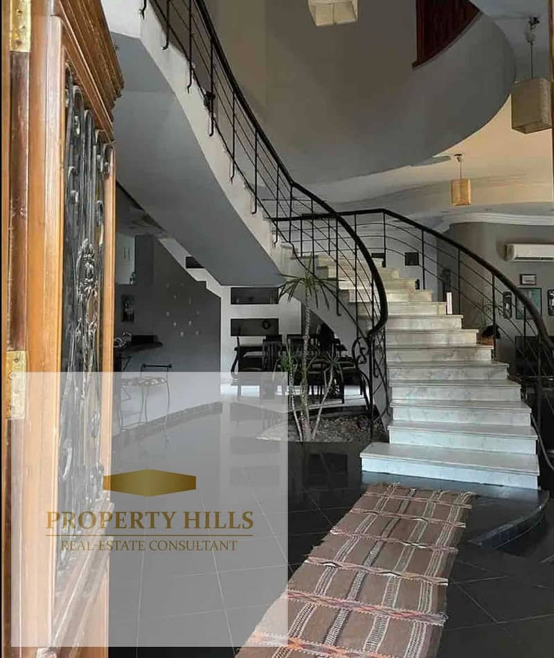 A villa with immediate delivery, 603 square meters, for families with great privacy. The compound has all services: gas, water, electricity, and is inhabited. It consists only of villas with a landscape view. 24/7 security is provided in the Fifth Settlement, behind the American University, in front of Mountain View, next to Katameya Dunes, and behind La Mirada and Patio 7. - Ansicht 3