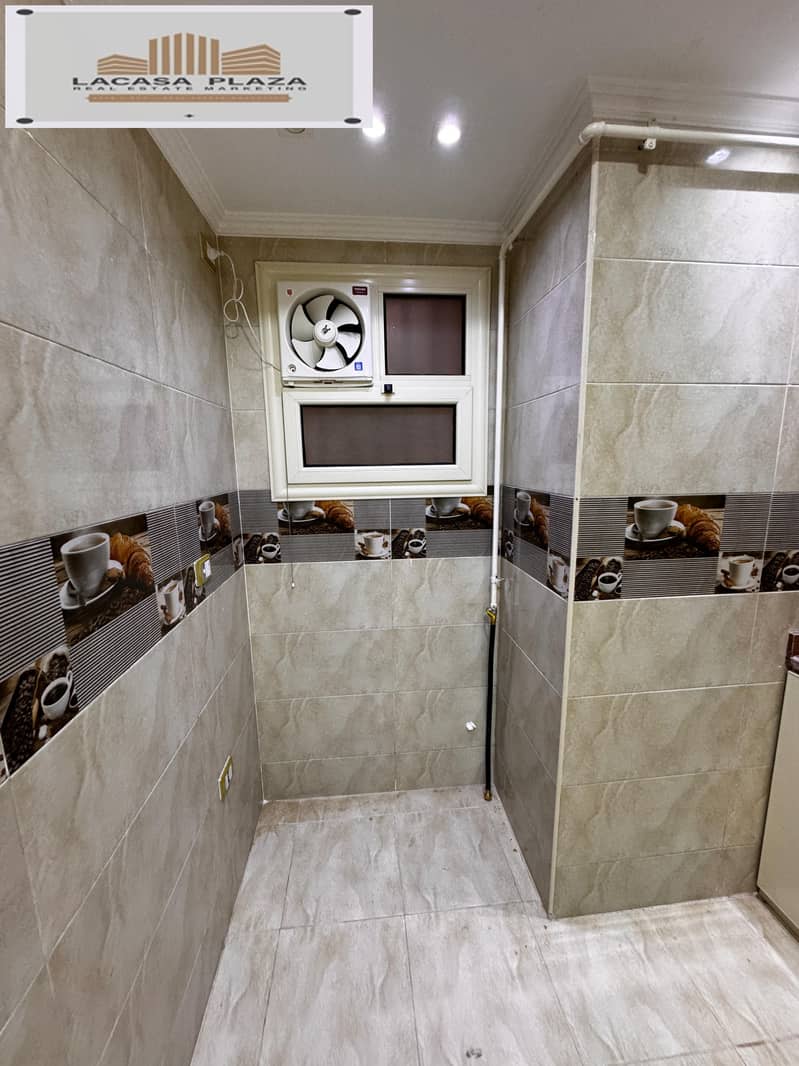 For rent, a vacant apartment in Compound Zayed Heights 250m, 4 rooms, 3 bathrooms, ground floor. - Więcej