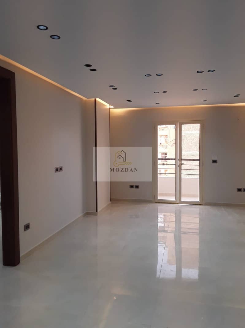 Administrative office with 3 rooms for rent, super deluxe finishing, on the main street next to Carrefour Zahraa El Maadi - Ansicht 2