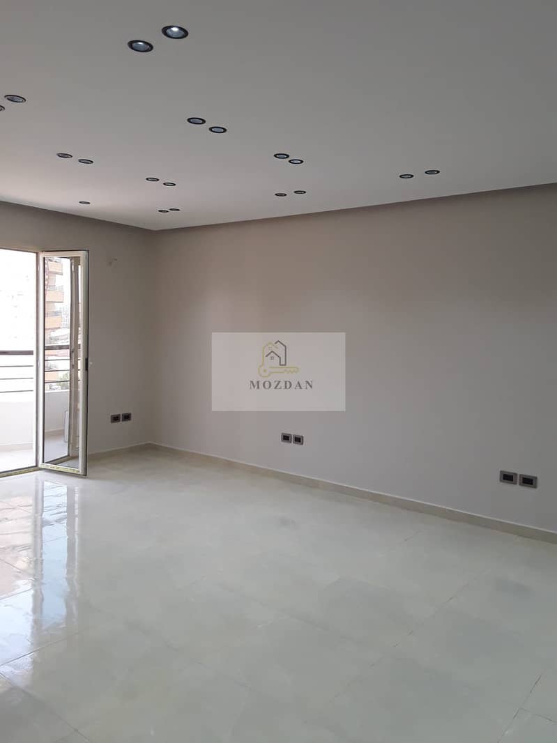 Administrative office with 3 rooms for rent, super deluxe finishing, on the main street next to Carrefour Zahraa El Maadi - Ansicht 4