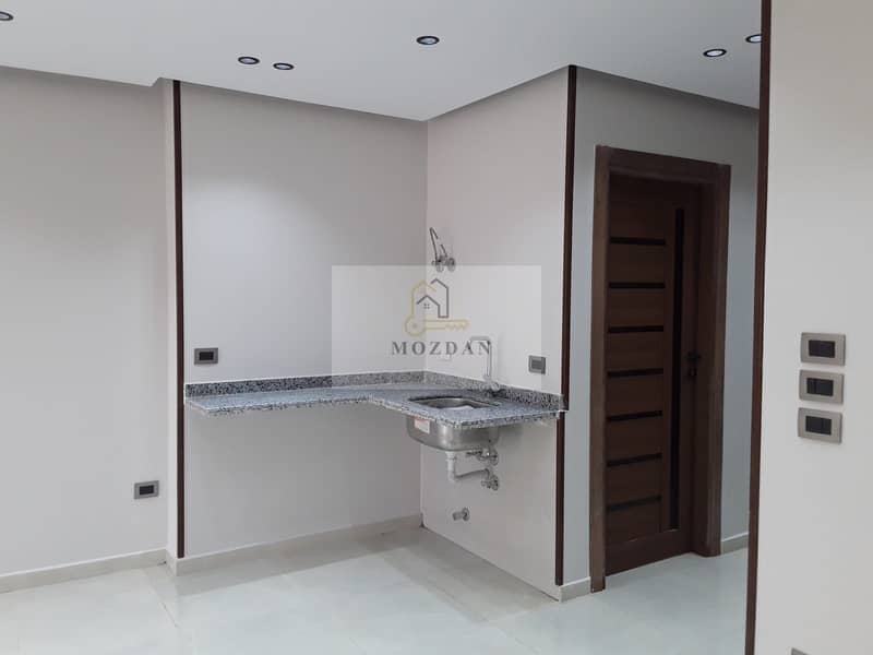Administrative office with 3 rooms for rent, super deluxe finishing, on the main street next to Carrefour Zahraa El Maadi - Ansicht 6
