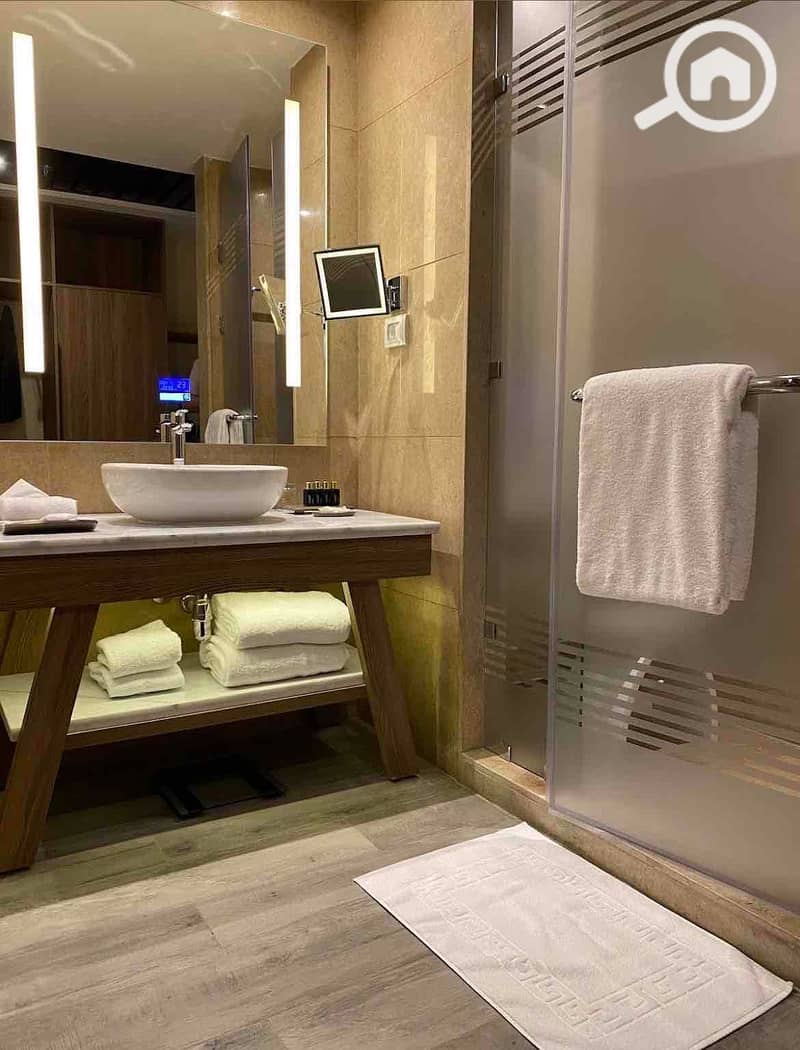 The last apartment I see the pyramids with hotel services, finished with air conditioning in the Eastern Expansions, October, next to New Giza and جولز, and near Palm Hills زا كراون and Golf Views. - Widok 4