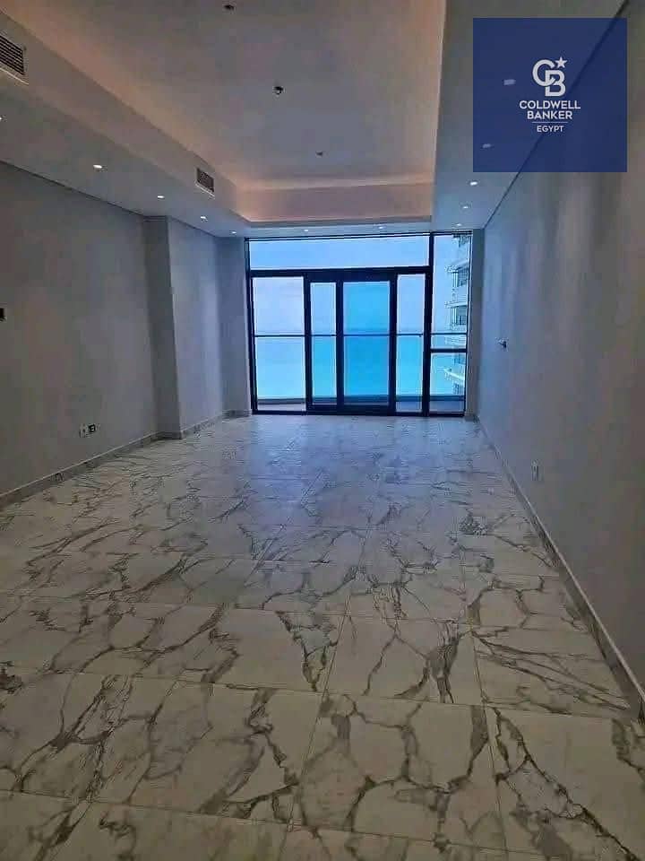 With a 5% down payment, immediate occupancy of a fully finished, beachfront chalet overlooking Al Alamein Towers, directly on the sea - Ansicht 6