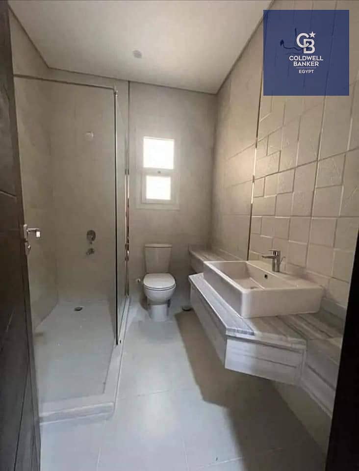 With a 5% down payment, immediate occupancy of a fully finished, beachfront chalet overlooking Al Alamein Towers, directly on the sea - Mehr
