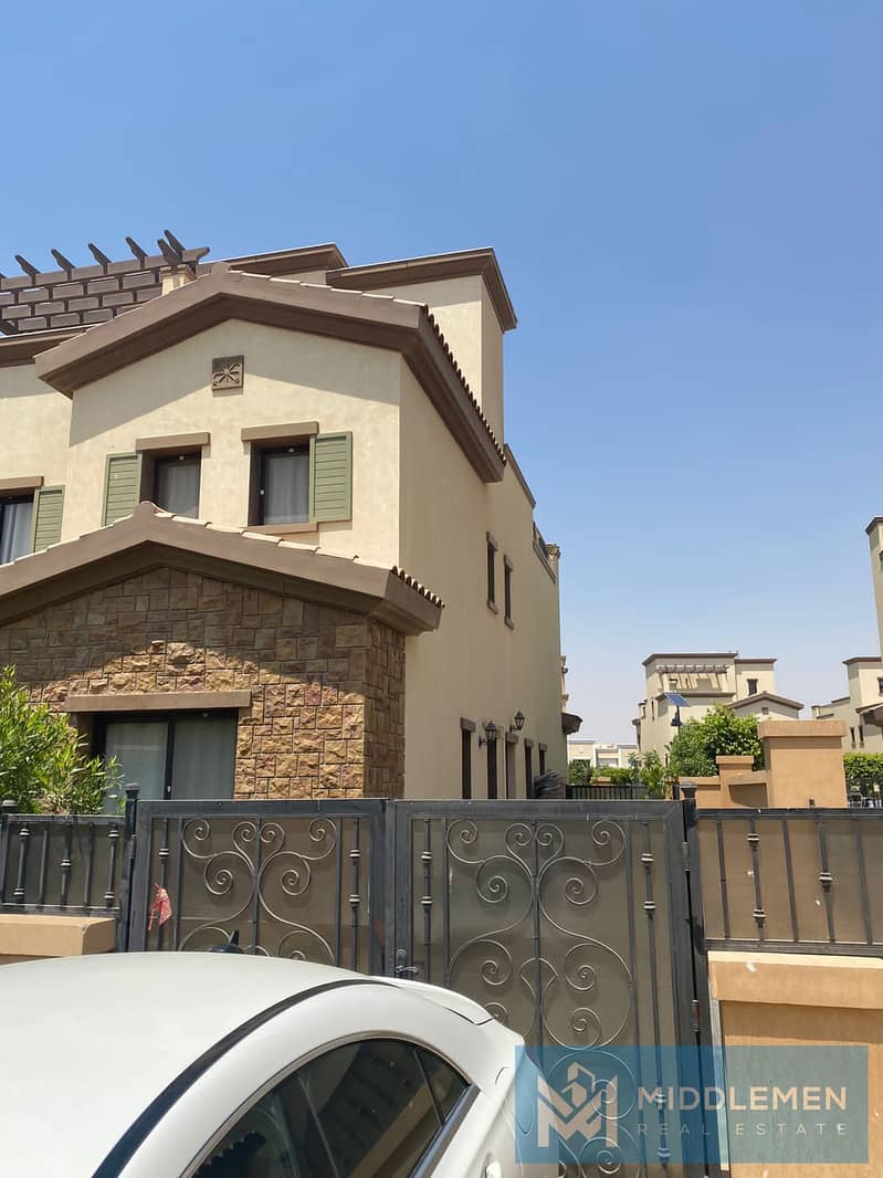 town house middle 221m with Private garden prime location under market price Fully installed air conditioning mivida new cairo - Widok 4