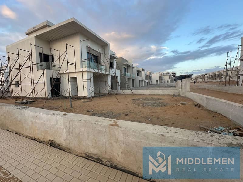 town house middle 221m with Private garden prime location under market price Fully installed air conditioning mivida new cairo - Więcej