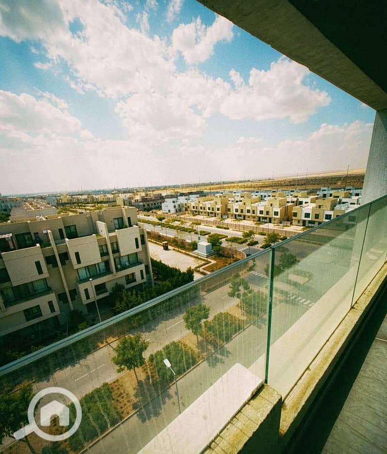 Luxury townhouse for sale in Al Shorouk, immediate delivery, with a stunning view of the swimming pool and landscape. - Mehr