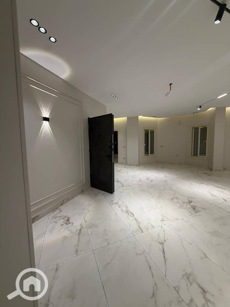 Premium finished Apartment For Sale in District 13 – Sheikh Zayed Prime Location with an Open View Over El Yasmeen Area - Ready to move - Aanzicht 2