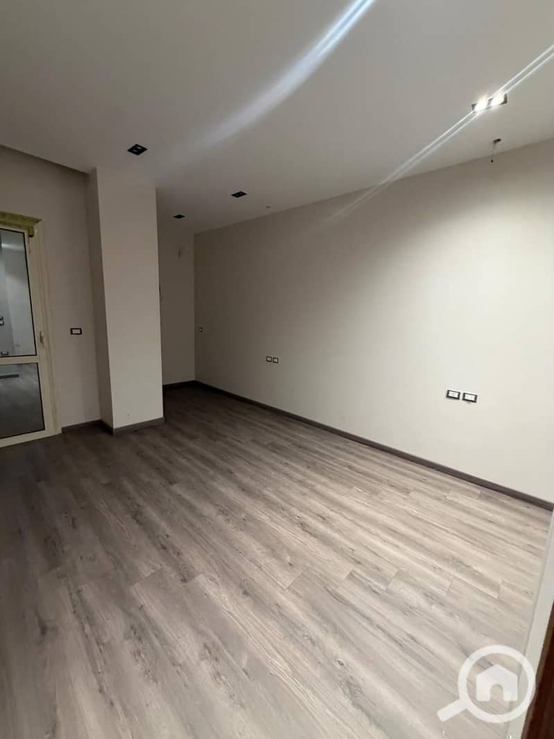 Premium finished Apartment For Sale in District 13 – Sheikh Zayed Prime Location with an Open View Over El Yasmeen Area - Ready to move - Aanzicht 3