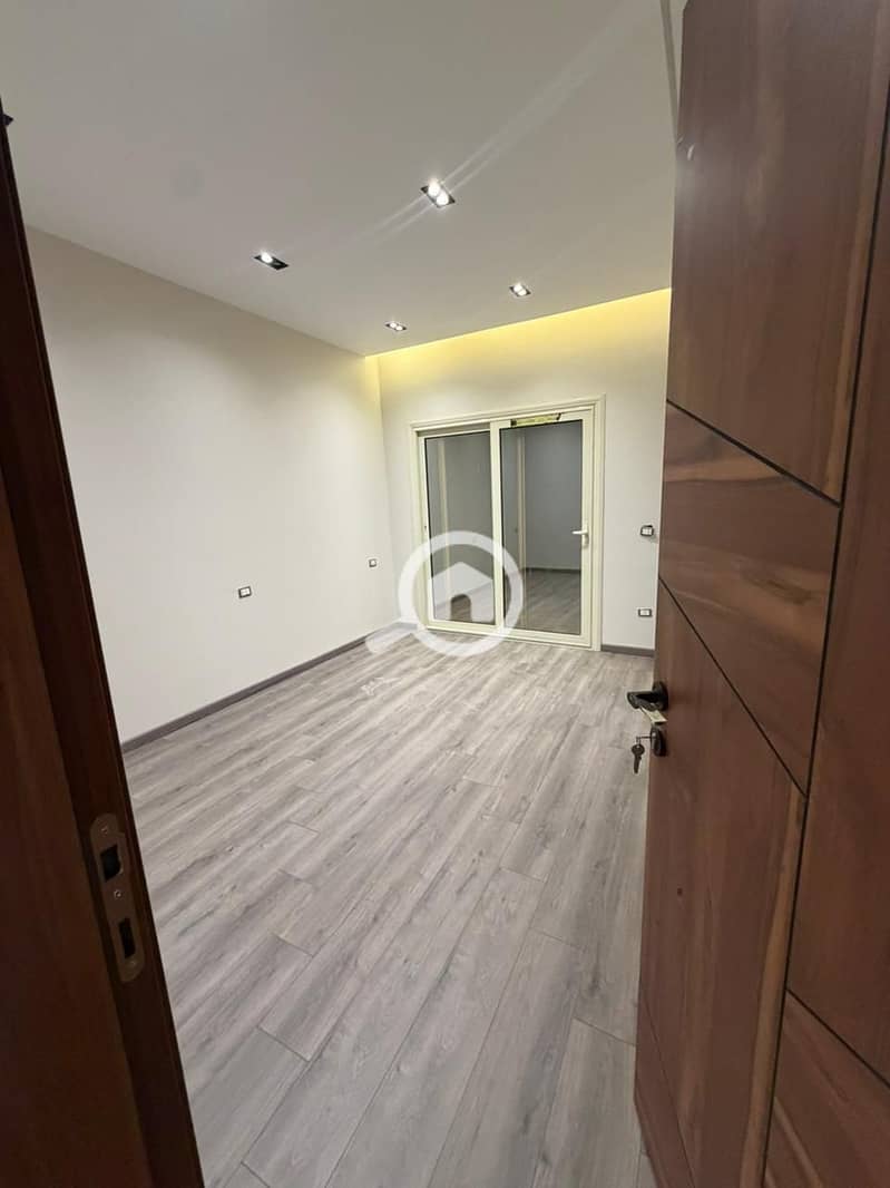 Premium finished Apartment For Sale in District 13 – Sheikh Zayed Prime Location with an Open View Over El Yasmeen Area - Ready to move - Aanzicht 4