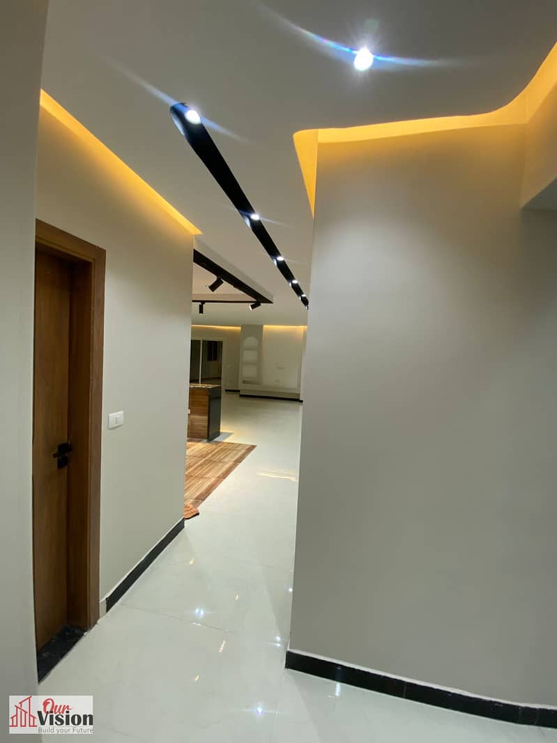 For sale in Sheikh Zayed, District 16, Neighborhood 2, a fourth floor apartment with luxurious finishing, 220 square meters, 3 rooms including a master bedroom, 2 bathrooms, modern finishing, first occupancy, reconciled property with Form 8, there is an elevator. - Ansicht 2