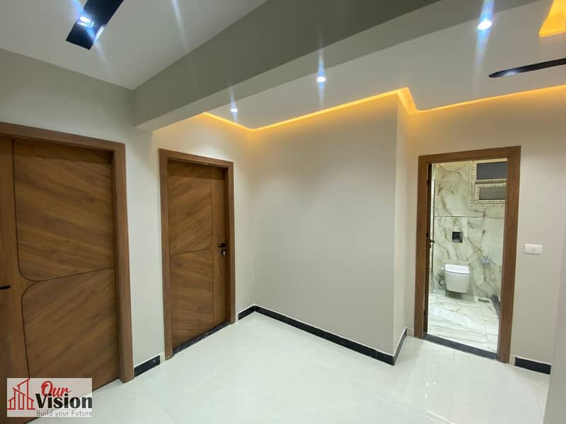 For sale in Sheikh Zayed, District 16, Neighborhood 2, a fourth floor apartment with luxurious finishing, 220 square meters, 3 rooms including a master bedroom, 2 bathrooms, modern finishing, first occupancy, reconciled property with Form 8, there is an elevator. - Mehr
