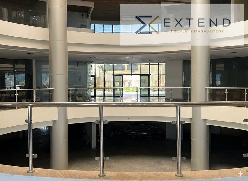 At a competitive price and with a distinctive front, a shop for rent in the heart of 6 October on the central axis, suitable for various activities and with a daily traffic density of customers inside a shopping mall. - Widok 4
