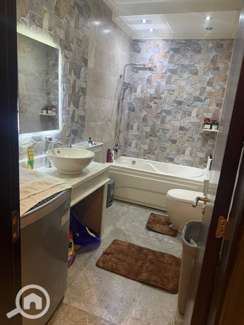 Apartment for sale in a prime location in Zahra El Maadi, El Miraj City, near the third neighborhood, behind the Emarat gas station, next to Carrefour Ring Road. - Widok 3