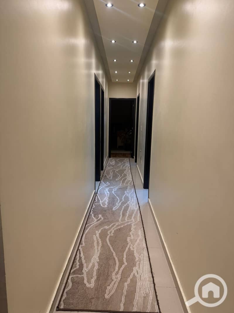 Apartment for sale in a prime location in Zahra El Maadi, El Miraj City, near the third neighborhood, behind the Emarat gas station, next to Carrefour Ring Road. - Widok 4